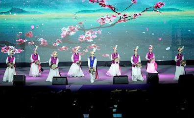 多國(guó)藝術(shù)團(tuán)隊(duì)共譜青春樂章，舞臺(tái)藝術(shù)造型點(diǎn)亮新都之夜——記“成都國(guó)際友城青年音樂會(huì)”